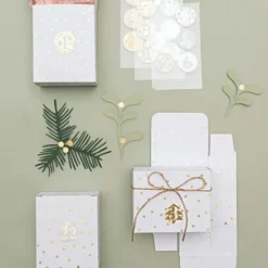 Adventskalender - 24 weiße Geschenkschachteln, silberne Sterne