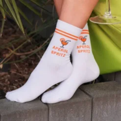 Aperol Spritz Socken Gr. 40-43 - weiße Motivsocken mit gesticktem Aperol-Glas und Schriftzug