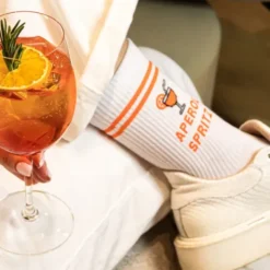 Aperol Spritz Socken Gr. 36-39 - weiße Motivsocken mit gesticktem Aperol-Glas und Schriftzug