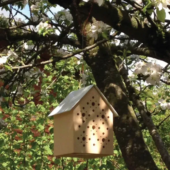 Bienenhotel Bee’s Inn – Nistplatz aus Holz für Wildbienen mit Stahldach