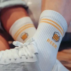 Bier Socken Gr. 43-46 - weiße Motivsocken mit gesticktem Bier-Glas und Schriftzug