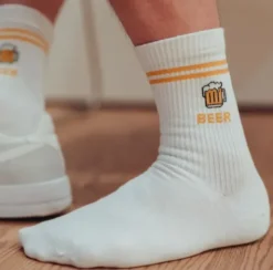 Bier Socken Gr. 40-43 - weiße Motivsocken mit gesticktem Bier-Glas und Schriftzug