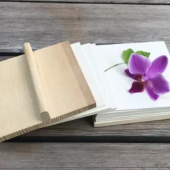 Blütenpresse To Go - Holz Blumenpresse mit Gurtband grün