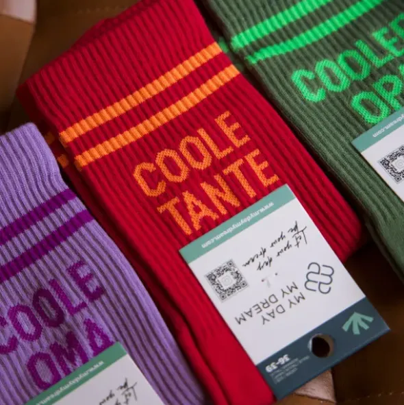 Damensocken COOLE TANTE Gr. 40-43 rote Socken mit Streifen & Schriftzug für coole Tanten