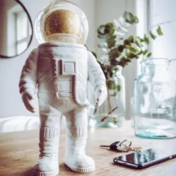 Dekofigur / Schneekugel - THE GIANT ASTRONAUT 30 cm