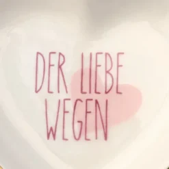 Dekoteller Herz aus Porzellan – weiße Ablageschale mit Schriftzug Der Liebe wegen