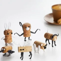 DIY Korktierchen HASE für Weinkorken im Flaschenanhänger - Kork-Pins CORKERS