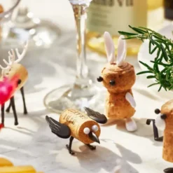 DIY Korktierchen HASE für Weinkorken im Flaschenanhänger - Kork-Pins CORKERS