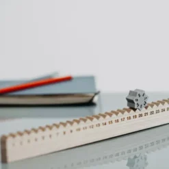 Ewiger Kalender Monthly Measure - Eichenleiste mit Metallstern