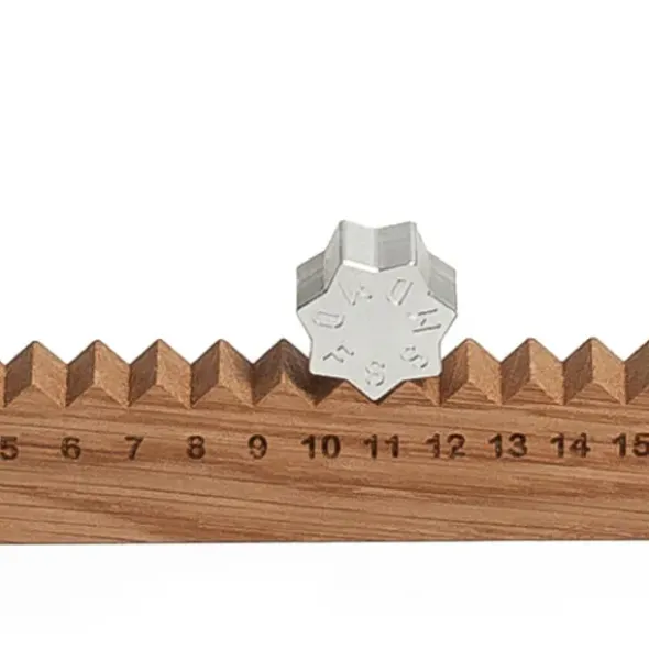 Ewiger Kalender Monthly Measure - Eichenleiste mit Metallstern