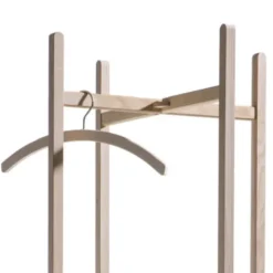 Garderobe NEW HANG ON aus Eschenholz – freistehende Standgarderobe Holz