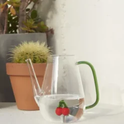 Glas Gießkanne 1 l mit integrierten Glas Kirschen im Inneren