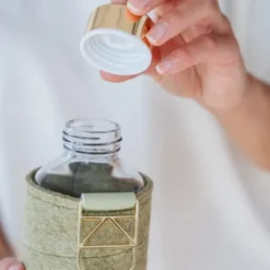 Glas Trinkflasche 0,75 l MISMATCH mit Filzhülle pistachio - gold