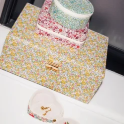 Große Schmuckbox aus Stoff, braun mit weißem Blumenmuster – LIBERTY MORTIMER