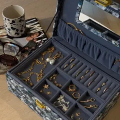 Große Schmuckbox aus Stoff, braun mit weißem Blumenmuster – LIBERTY MORTIMER