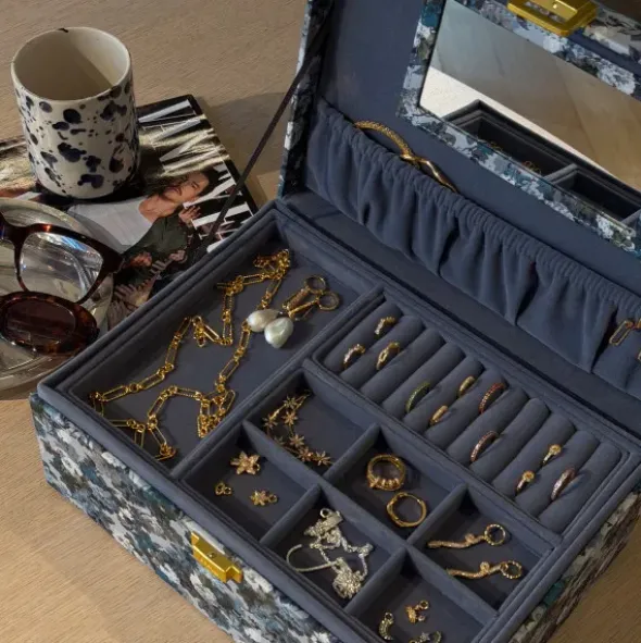 Große Schmuckbox aus Stoff, braun mit weißem Blumenmuster – LIBERTY MORTIMER