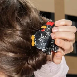 Haarklammer Huhn schwarz – großer Haarclip aus Kunststoff 7,5 cm im witzigen Huhn-Design