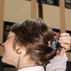 Haarklammer Huhn schwarz – großer Haarclip aus Kunststoff 7,5 cm im witzigen Huhn-Design