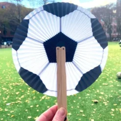 Handfächer Fußball – runder Fächer klappbar mit Holzgriffen