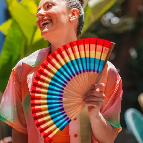 Holzfächer 42 cm Regenbogen bunt - Handfächer mit Textilbespannung & Trageschlaufe