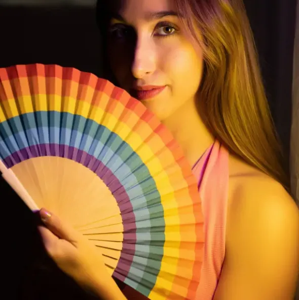 Holzfächer 42 cm Regenbogen bunt - Handfächer mit Textilbespannung & Trageschlaufe