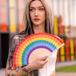 Holzfächer 42 cm Regenbogen bunt - Handfächer mit Textilbespannung & Trageschlaufe
