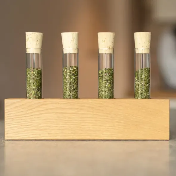 Holzvase & Gewürzdepot aus Eichenholz – mit Reagenzgläsern und Korkstöpseln