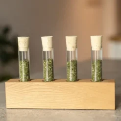 Holzvase & Gewürzdepot aus Eichenholz – mit Reagenzgläsern und Korkstöpseln