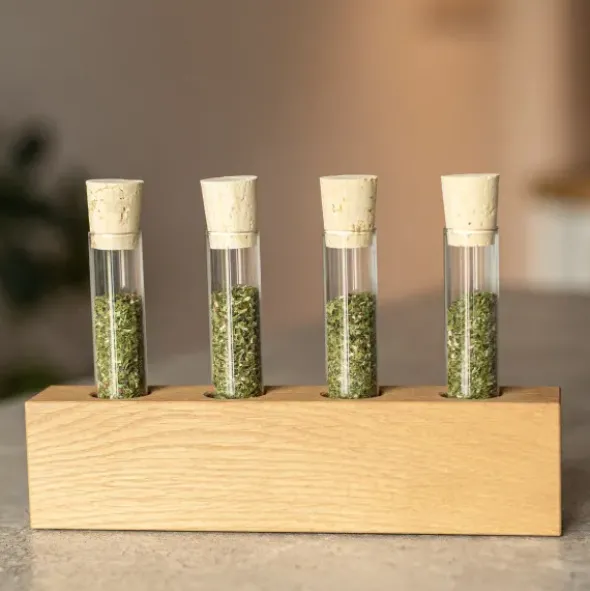 Holzvase & Gewürzdepot aus Eichenholz – mit Reagenzgläsern und Korkstöpseln