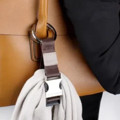 Jackenhalter mit Clip für Tasche oder Rucksack braun