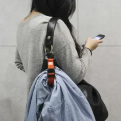 Jackenhalter mit Clip für Tasche oder Rucksack türkis