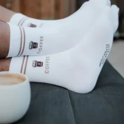 Kaffee Socken Gr. 40-43 - weiße Motivsocken mit gesticktem Coffee to go Becher und Schriftzug
