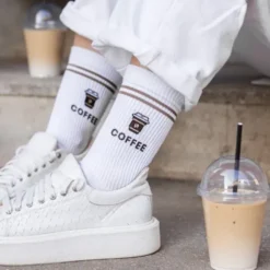 Kaffee Socken Gr. 36-39 - weiße Motivsocken mit gesticktem Coffee to go Becher und Schriftzug