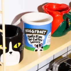 Kaffeetasse „MUG & FROST“ – Spruchtasse aus Keramik mit Kuh-Motiv