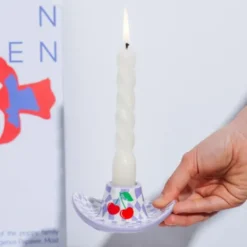 Kerzenhalter Cowboyhut Keramik – Kerzenständer weiß & lila mit Kirschen