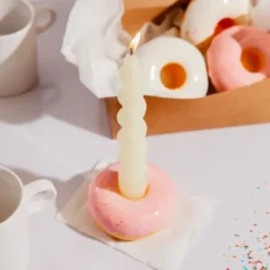 Kerzenhalter Donut pink – Kerzenständer aus Keramik im Fast Food Design