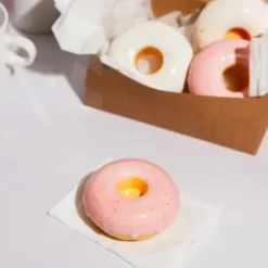 Kerzenhalter Donut pink – Kerzenständer aus Keramik im Fast Food Design