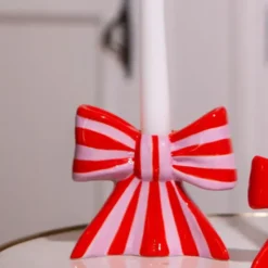 Kerzenhalter Schleife lila rot gestreift – Kerzenständer 11 cm aus Keramik für Stabkerzen