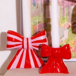 Kerzenhalter Schleife lila rot gestreift – Kerzenständer 11 cm aus Keramik für Stabkerzen
