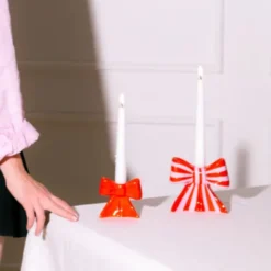Kerzenhalter Schleife lila rot gestreift – Kerzenständer 11 cm aus Keramik für Stabkerzen