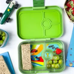 Kinderlunchbox YUMBOX PANINO 4 Fächer Rennauto grün
