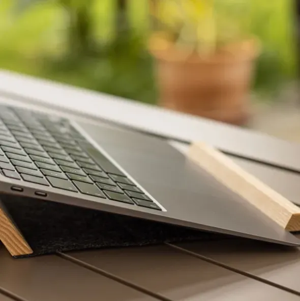 Laptophalter aus Eschenholz & Filz - Laptop Auflage faltbar