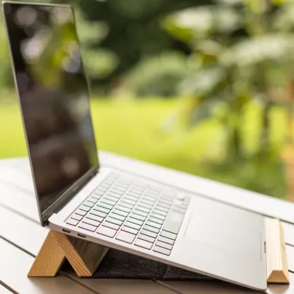 Laptophalter aus Eschenholz & Filz - Laptop Auflage faltbar