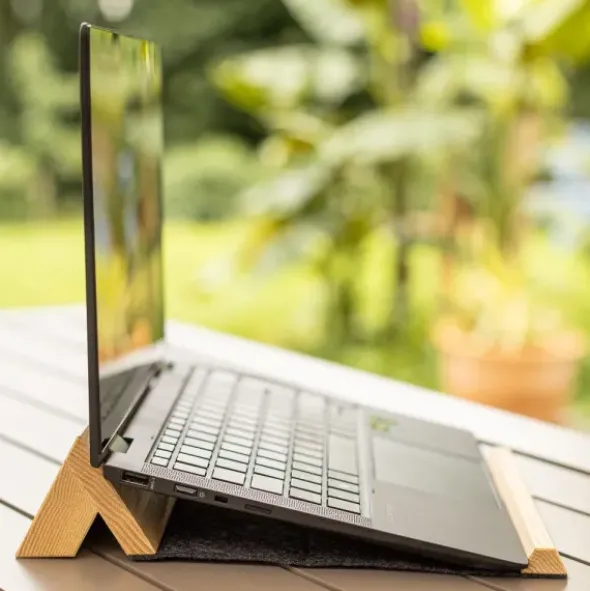 Laptophalter aus Eschenholz & Filz - Laptop Auflage faltbar