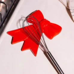 Löffelablage aus Keramik in Schleifenform – rot