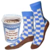 Motivsocken kariert blau weiß – im Coffee to go Becher mit griechischem Design