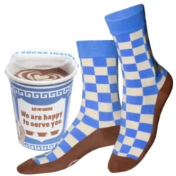 Motivsocken kariert blau weiß – im Coffee to go Becher mit griechischem Design