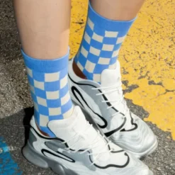Motivsocken kariert blau weiß – im Coffee to go Becher mit griechischem Design