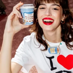 Motivsocken kariert blau weiß – im Coffee to go Becher mit griechischem Design