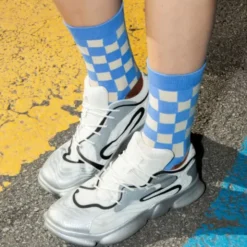 Motivsocken kariert blau weiß – im Coffee to go Becher mit griechischem Design